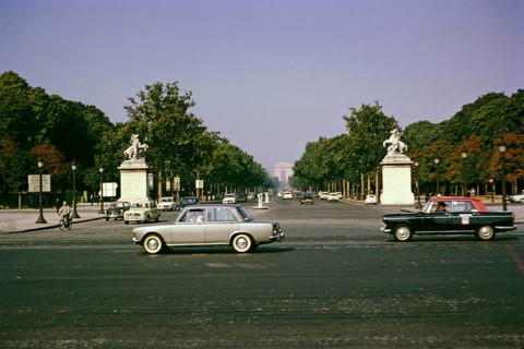 Verkehr in Paris, Frankreich, 1967, Arc de Triomphe in der Ferne