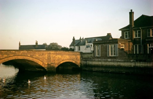 Pub on the bridge over the River Arun, Arundel, West Sussex, England, UK August 1959