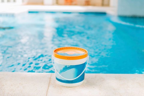 Algicide powder for cleaning and purifying swimming pools. Chemical algicide for cleaning and