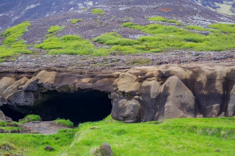 Laugarvatnsvellir are dry flatlands to the east of Reyðarbarmur. Two caves on the west side of the
