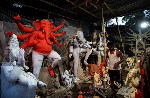 Guwahati, India. 4 September 2024. Artisan work on idols of the elephant-headed Hindu deity Ganesha