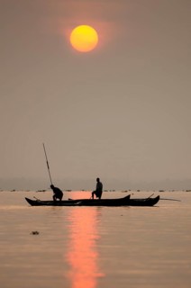 Fishermen on the Vembanad Lake at sunrise, Kerala, South India, India, Asia