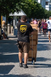 UPS parcel service employee delivering parcels, Binz, Mecklenburg-Vorpommern, Germany, Europe