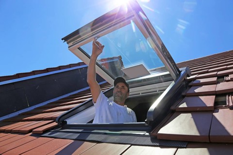 Employees of Zimmerei Mellein GmbH install the roof windows in the Mutterstadt development area,