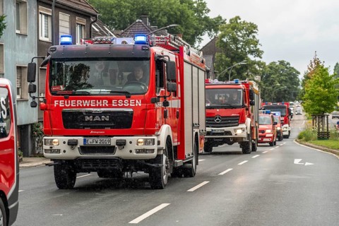 Fire engines from Essen, Mülheim and Oberhausen, with 140 firefighters, on the way to an emergency