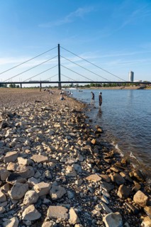 Rhine near Düsseldorf, extremely low water, Rhine level at 81 cm, tendency falling, after a long