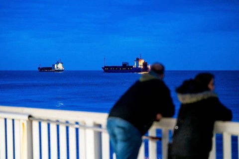 Ship in the Elbe estuary, pier Neue Liebe, evening, Cuxhaven, Lower Saxony, Germany, Europe