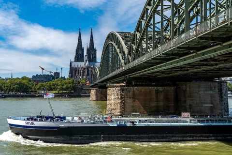 Cologne Cathedral, view from Deutzer Ufer, Hohenzollern Bridge, railway bridge over the Rhine,