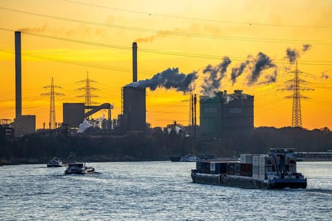Sunset, cargo ships on the Rhine, steelworks, Hüttenwerke Krupp Mannesmann, discharge cloud of the