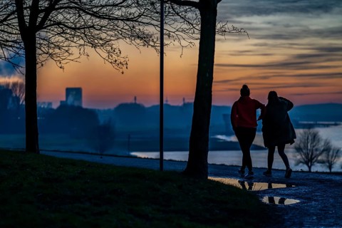 Rhine near Duisburg-Bruckhausen, walkers on the Rhine dyke, winter, Duisburg, North
