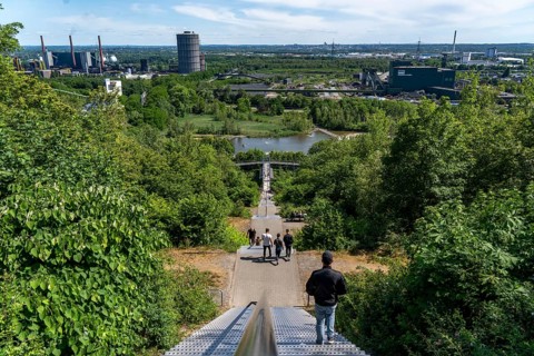 Descent, ascent via the stairs to the slagheap at Beckstrasse, Tetraeder slagheap, view of the