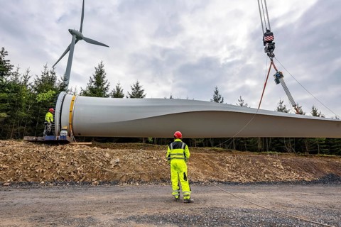 Erection of a wind turbine, wind energy plant, assembly of the third blade, with a crawler lattice