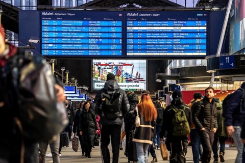 Display boards at Hamburg central station, evening rush hour, in front of another GDL, train