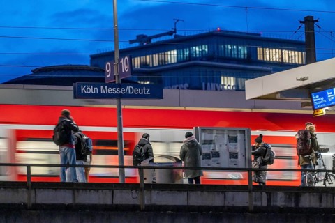 Cologne-Deutz railway station, platform for local trains, S-Bahn, regional trains, Cologne, North