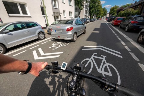 Bicycle road, cyclists have priority over car traffic, new cycle routes through Essen, here in the