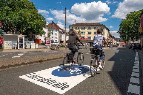 Bicycle road, cyclists have priority over car traffic, new cycle routes through Essen, here in the