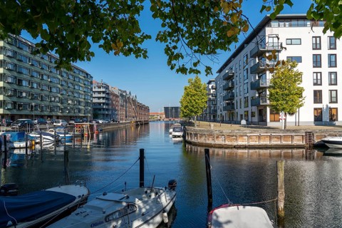 Christianshavns, old district, new residential buildings with jetty at Hammershøis Kaj, at the same