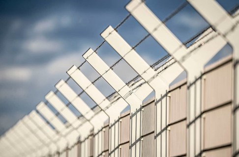 Fence, security fence, with barbed wire Y-crown, Düsseldorf Airport