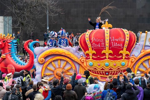 Rose Monday parade in Düsseldorf, themed floats of carnival societies and other participants in the