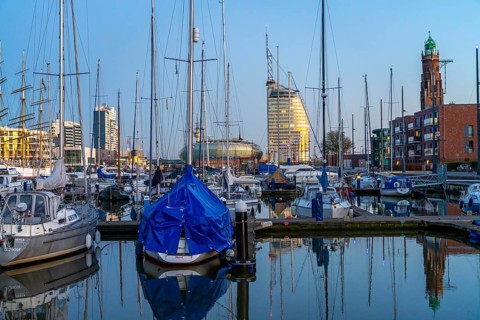 New harbour, harbour basin, harbour district, residential buildings, office buildings, Sail City