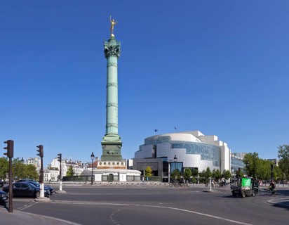 Victory Column on a large, sunny square in front of modern architecture, Paris