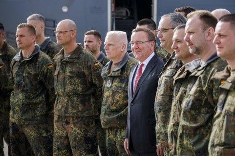 Federal Minister of Defence Boris Pistorius, SPD, bids farewell to the 20 or so soldiers of the