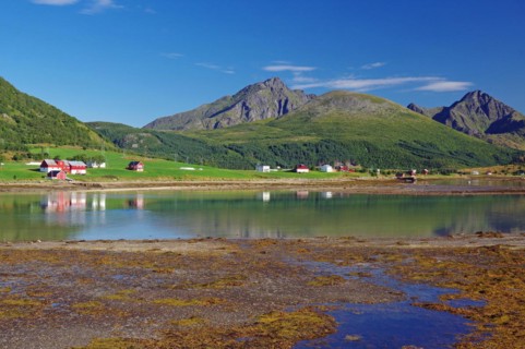 Tidal landscape, mountains and scattered houses, Leknes, Lofoten, Vestvågøy, Nordland, Norway,