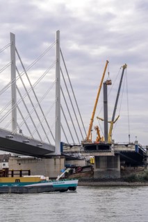 Dismantling of the old motorway bridge Neuenkamp, the A40, dismantling of the last bridge pier,