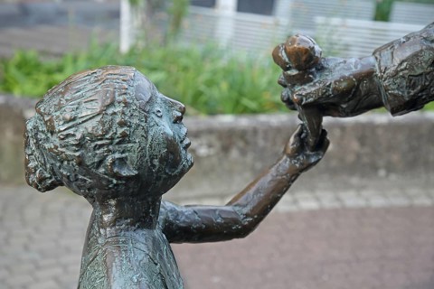 Sculpture ice-cream seller, girl, head, face, joy, pleasure, bronze, sale, sell, ice-cream,