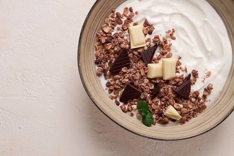 Joghurt mit Schokoladenmüsli, Frühstück, Nahaufnahme, Gabel obenauf, keine Personen