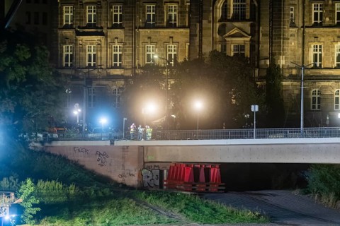 In the early hours of the morning, a section of the Carola Bridge collapsed for unknown reasons.
