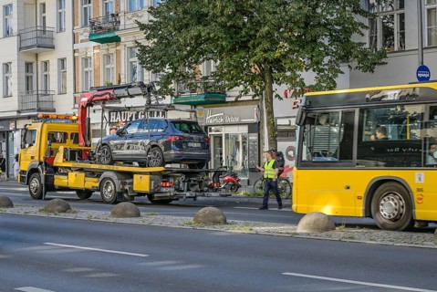 BVG tows away parking offenders in the bus lane, main street, Schöneberg, Tempelhof-Schöneberg,