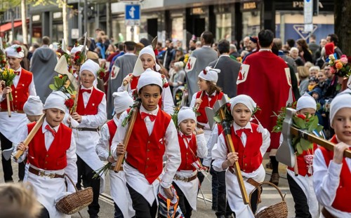 Parade of historically costumed guild members, Zunft zum Widder, Sechseläuten or Sächsilüüte,