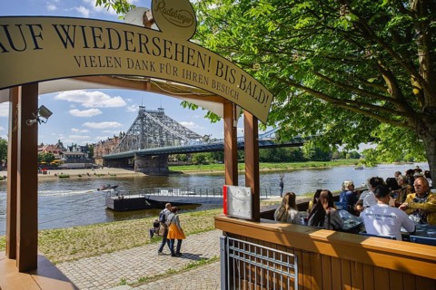 Men's groups on the way to the Men's Day on the Dresden Elbe cycle path, here the Körnergarten,