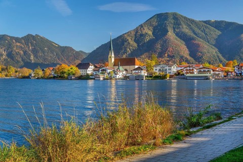Malerwinkel view with waterfront of the village, parish church St. Laurentius and Wallberg 1722m in