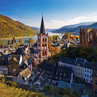 Autumn view of Bacharach on the Rhine with St. Peter's Church, UNESCO World Heritage Upper Middle