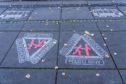 Warning against pickpockets, sprayed on the pavement, action by the North Rhine-Westphalia police,