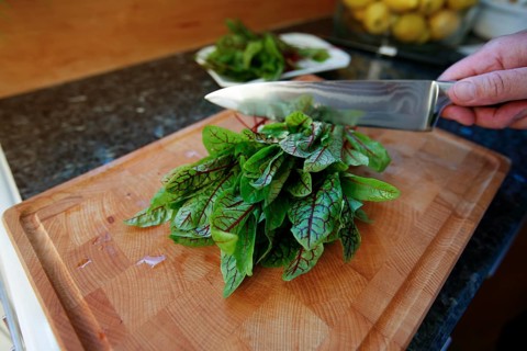 Swabian cuisine, preparation of Pfitzauf with sorrel sauce, vegetarian, sorrel on wooden board,
