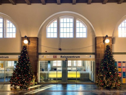 Deutsche Bahn, DB Travel Centre, ticket sales, closed, Christmas, Christmas tree, decorated for