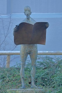 Sculpture Newspaper Reader by Karl Ulrich Nuss 2005, bronze sculpture, male figure reading a