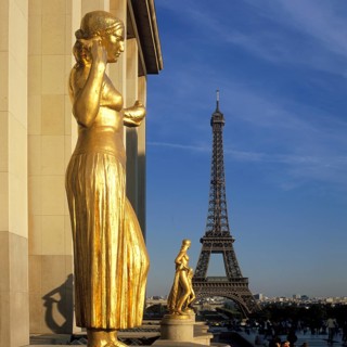 Die vergoldeten Statuen vom Trocadéro, hinten der 330m hohe Eifflturm, gebaut zum 100. Jahrestag