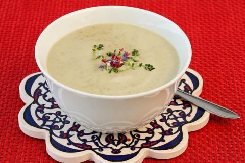 Swabian cuisine, Alblinsen chestnut soup, healthy, vegetarian, regional, soup served in a bowl with