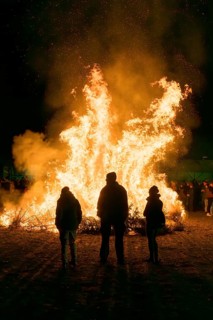 Spectators at a dunning fire at a rally of farmers and peasants against the German government's