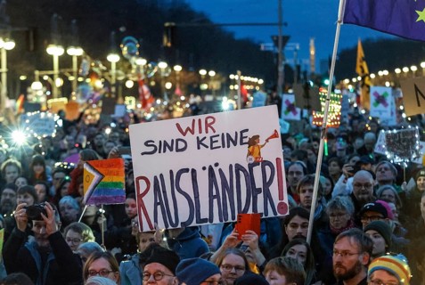 Tens of thousands of people demonstrated against right-wing populism and in favour of democracy at