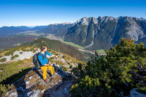 Mountaineers on a hiking trail, autumnal mountain landscape, ascent to the Große Arnspitze, view of
