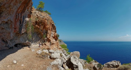 Entrance to Limniatis Cave with a view of the blue sea, hike from Aperi to Limniatis Cave,