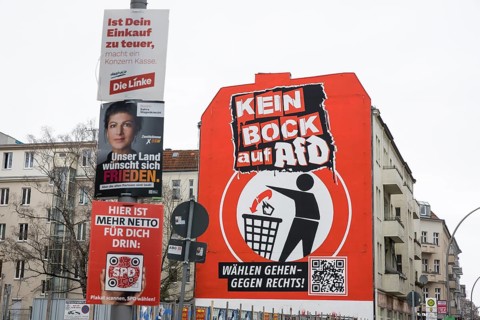 Kein buck auf AfD / Wählen gehen - gegen rechts! is the text on an oversized mural on the wall of a