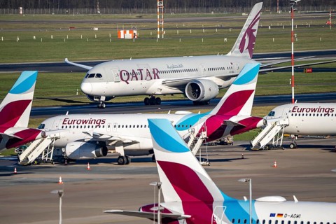 Qatar Boeing 787, Dreamliner aircraft after landing at Düsseldorf Airport, main runway 05R/23L,