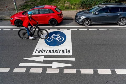 Bicycle road, cyclists have priority over car traffic, new cycle routes through Essen, here in the