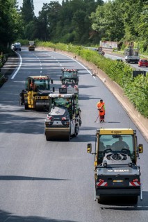 Renewal of the road surface on the A40 motorway between the Kaiserberg junction and Mülheim-Heißen,